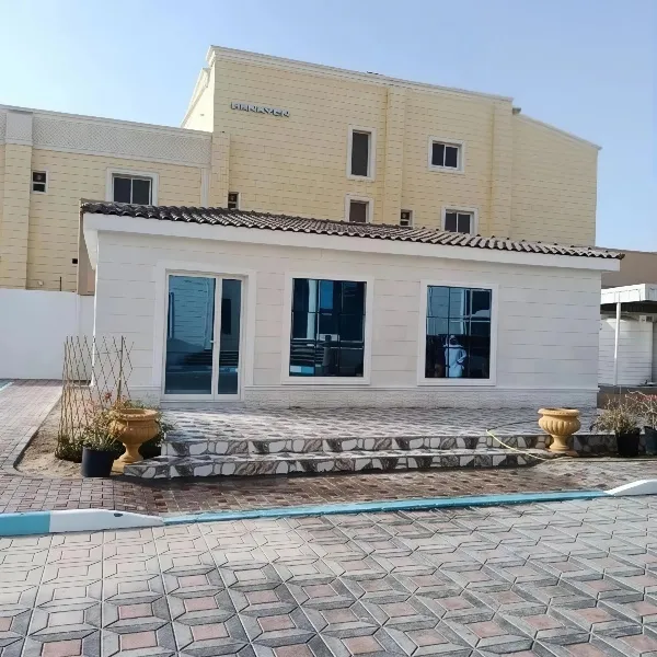 ملاحق خارجية مودرن بالدمام:بناء غرف الساندوتش بانل وأسعارها